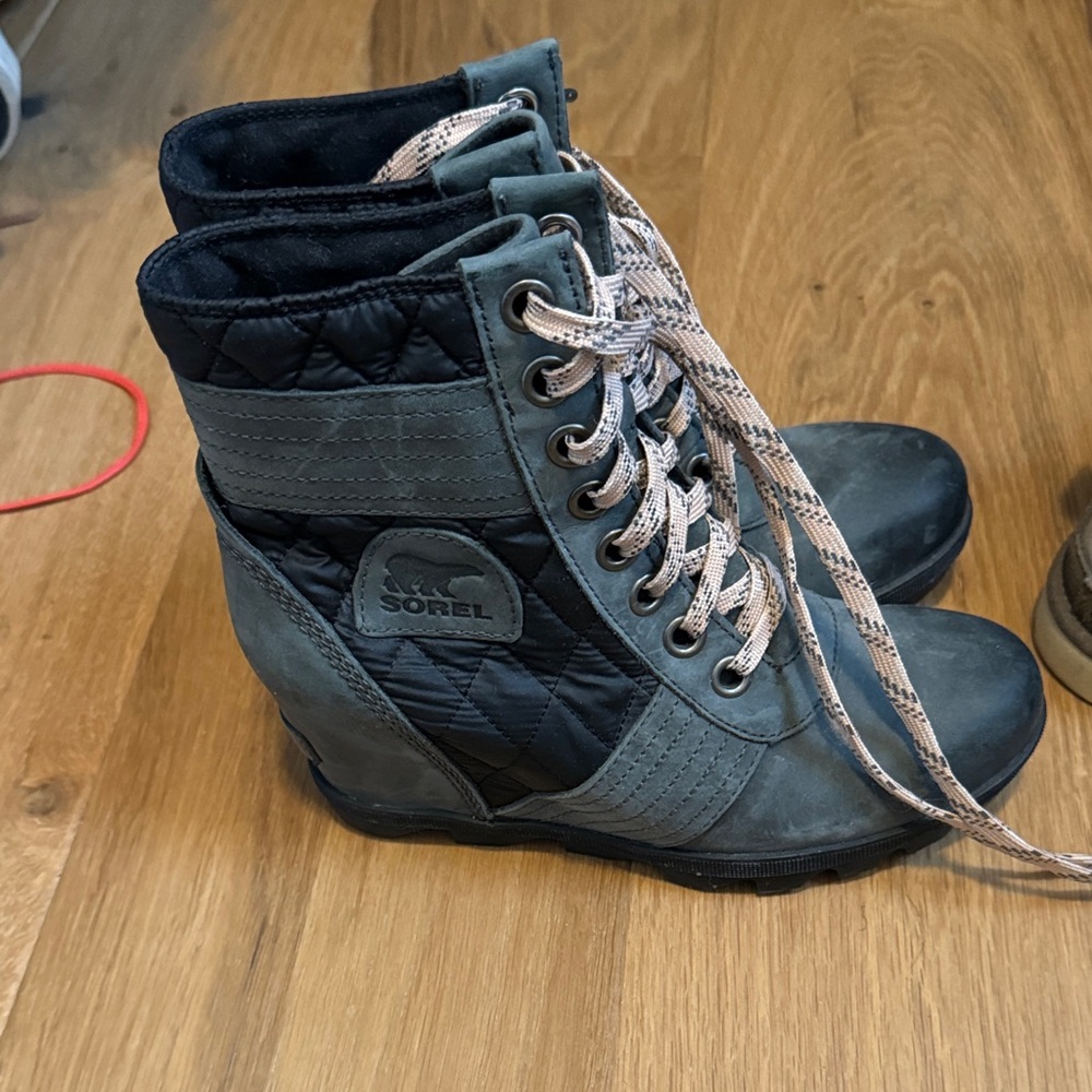 Sorel Women's Black and Green Lace-Up Boots